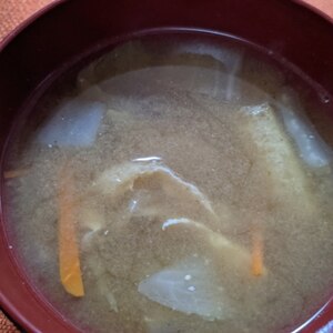 白菜とニンジンと油揚げの味噌汁